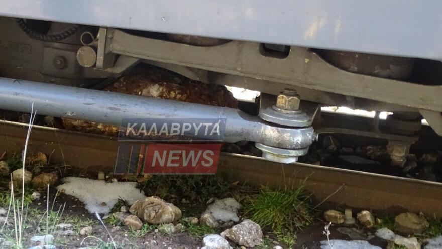 Πέτρα στις γραμμές ακινητοποίησε τον Οδοντωτό στα Καλάβρυτα - Δείτε φωτογραφίες