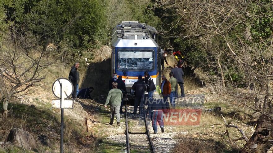 Πέτρα στις γραμμές ακινητοποίησε τον Οδοντωτό στα Καλάβρυτα - Δείτε φωτογραφίες