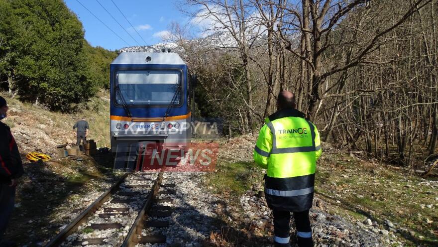 Πέτρα στις γραμμές ακινητοποίησε τον Οδοντωτό στα Καλάβρυτα - Δείτε φωτογραφίες