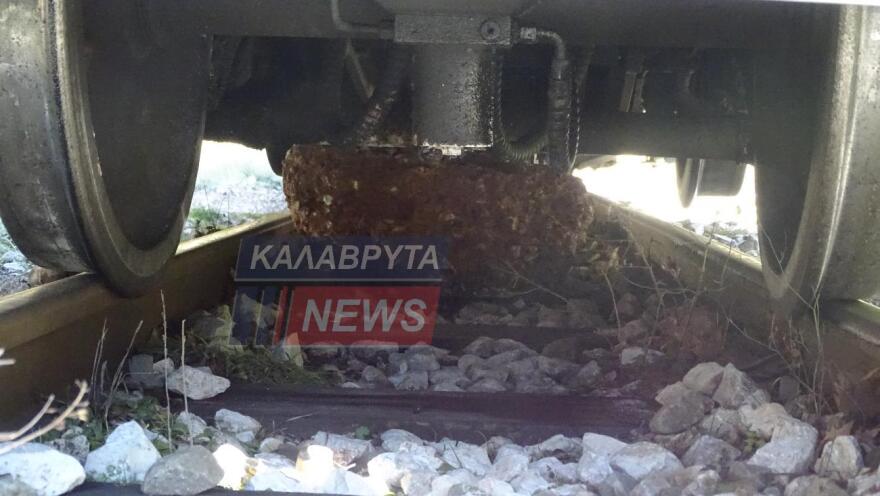 Πέτρα στις γραμμές ακινητοποίησε τον Οδοντωτό στα Καλάβρυτα - Δείτε φωτογραφίες