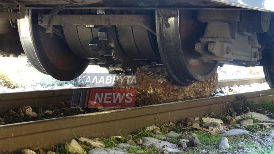 Πέτρα στις γραμμές ακινητοποίησε τον Οδοντωτό στα Καλάβρυτα - Δείτε φωτογραφίες