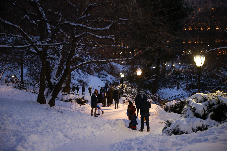 Ιστορική χιονοθύελλα πλήττει τις ΗΠΑ: Έχει παραλύσει το οδικό δίκτυο - Νέα Υόρκη και Βοστώνη στο «μάτι» της χιονοκαταιγίδας