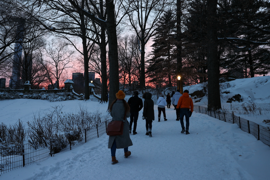 Ιστορική χιονοθύελλα πλήττει τις ΗΠΑ: Έχει παραλύσει το οδικό δίκτυο - Νέα Υόρκη και Βοστώνη στο «μάτι» της χιονοκαταιγίδας