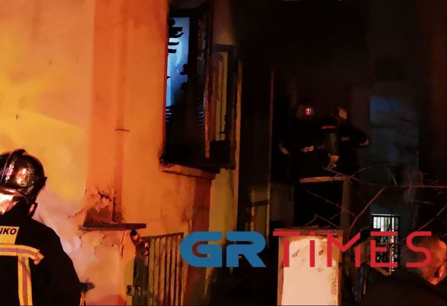 Καλαμαριά: Υπό έλεγχο η φωτιά που ξέσπασε σε μονοκατοικία - Δείτε βίντεο και φωτογραφίες