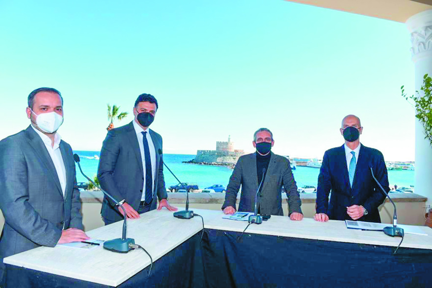 Τουρισμός: Σχέδιο για βαθύ «λίφτινγκ» σε Μύκονο και Σαντορίνη - Στα όριά τους οι υποδομές στα δύο νησιά