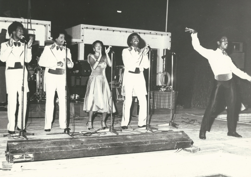 Hilton: Από τον Χιου Χέφνερ μέχρι τον Πιρς Μπρόσναν, ιστορίες διασήμων και μιας μυθικής διαδρομής