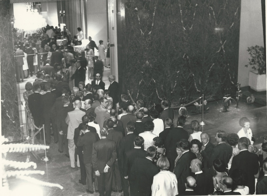 Hilton: Από τον Χιου Χέφνερ μέχρι τον Πιρς Μπρόσναν, ιστορίες διασήμων και μιας μυθικής διαδρομής