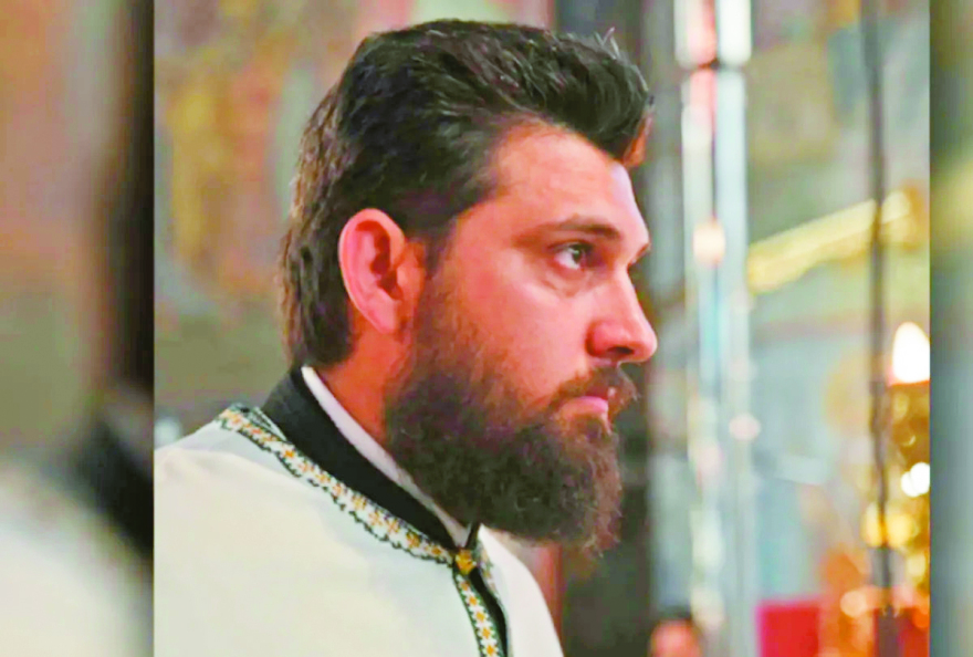 Αυτός είναι ο σάτυρος ιερέας στα Κάτω Πατήσια