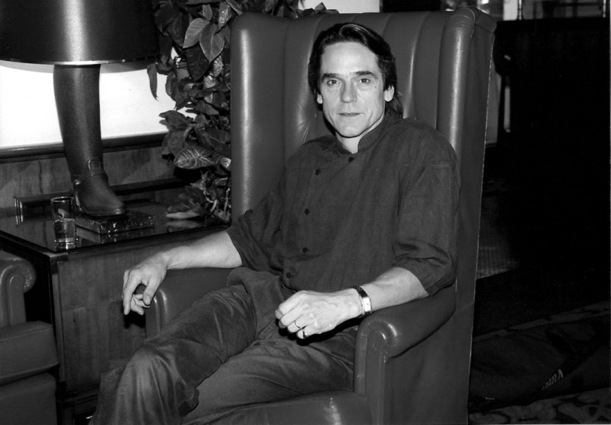 Hilton: Από τον Χιου Χέφνερ μέχρι τον Πιρς Μπρόσναν, ιστορίες διασήμων και μιας μυθικής διαδρομής