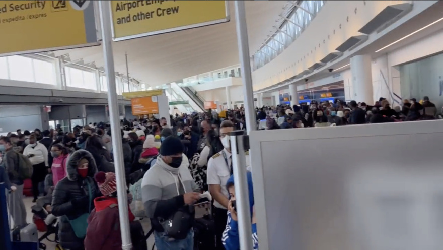 Χάος στο αεροδρόμιο JFK: Εκατοντάδες επιβάτες εγκλωβίστηκαν από καθυστερήσεις και ακυρώσεις της JetBlue