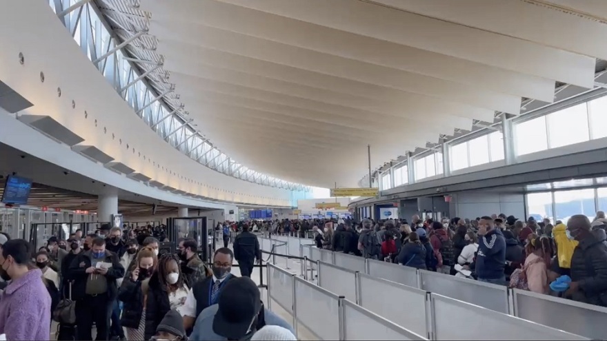 Χάος στο αεροδρόμιο JFK: Εκατοντάδες επιβάτες εγκλωβίστηκαν από καθυστερήσεις και ακυρώσεις της JetBlue