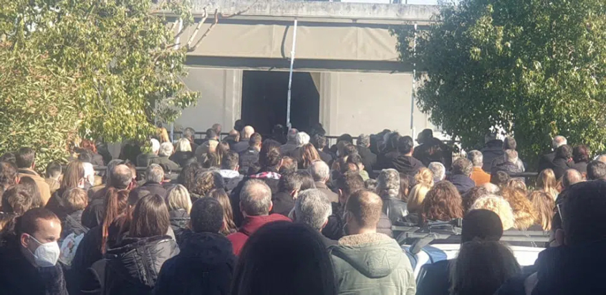 Θρήνος στην κηδεία της 17χρονης Ελένης που σκοτώθηκε σε τροχαίο στην Αχαΐα - «Ράγισε» καρδιές ο πατέρας της