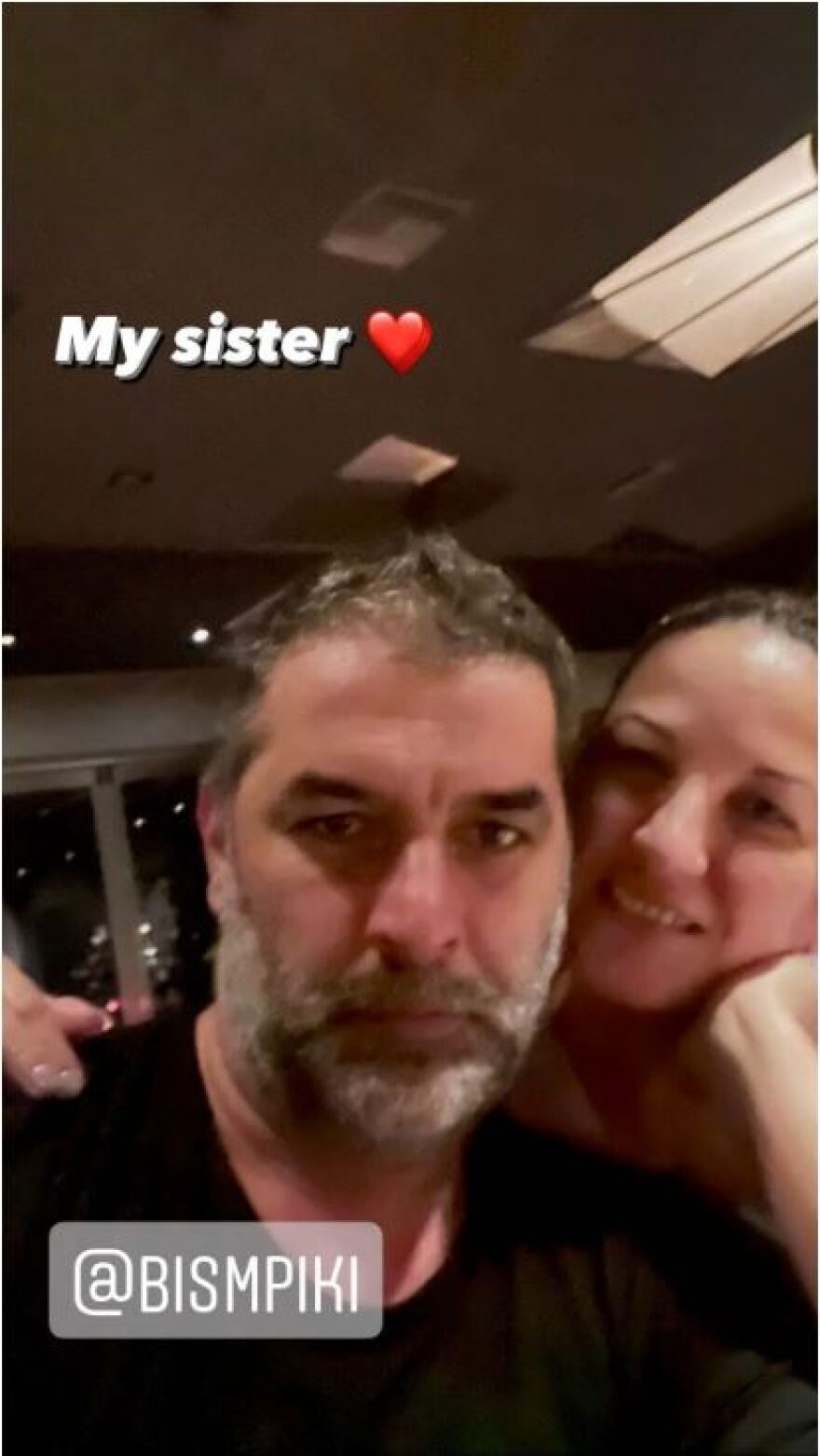 Ο Βασίλης Μπισμπίκης ποζάρει με την αδερφή του στον φακό