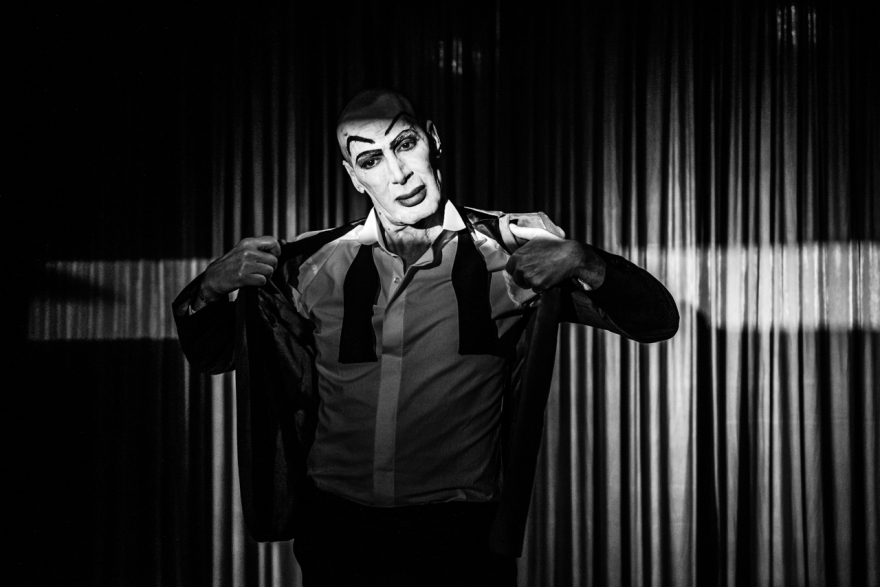 Νικόλας Βαγιονάκης: Το θέατρο σου δίνει τα κλειδιά για να ξεκλειδώσεις τα μυστικά σου