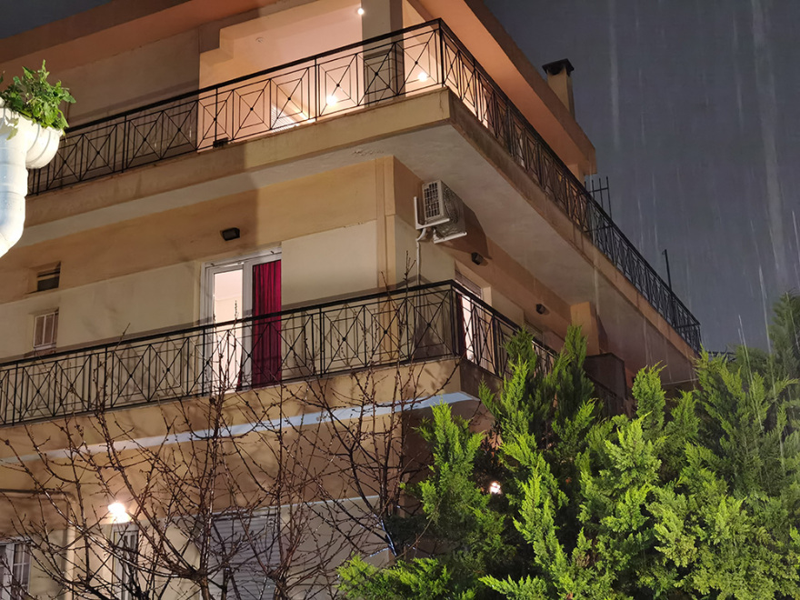 Νέα Ιωνία: Άφαντος ο διαρρήκτης που εισέβαλε χθες σε διαμέρισμα αστυνομικού - Δείτε βίντεο