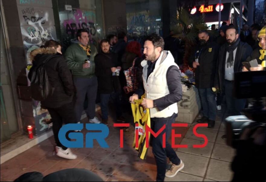 Θεσσαλονίκη: Φανέλα με το νούμερο 19 στο σημείο της δολοφονίας του Άλκη από τον πρόεδρο και τους παίκτες του Άρη - Δείτε βίντεο και φωτογραφίες