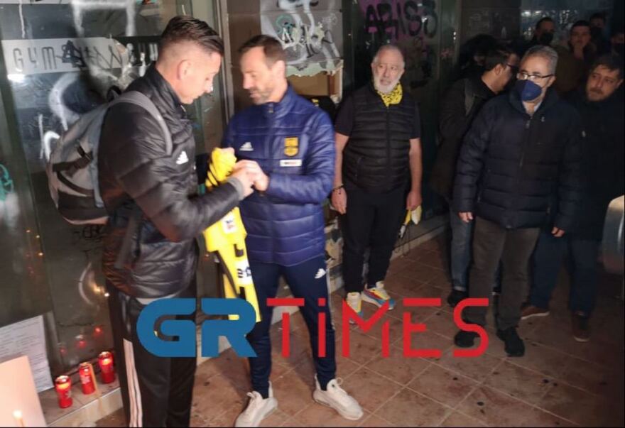 Θεσσαλονίκη: Φανέλα με το νούμερο 19 στο σημείο της δολοφονίας του Άλκη από τον πρόεδρο και τους παίκτες του Άρη - Δείτε βίντεο και φωτογραφίες