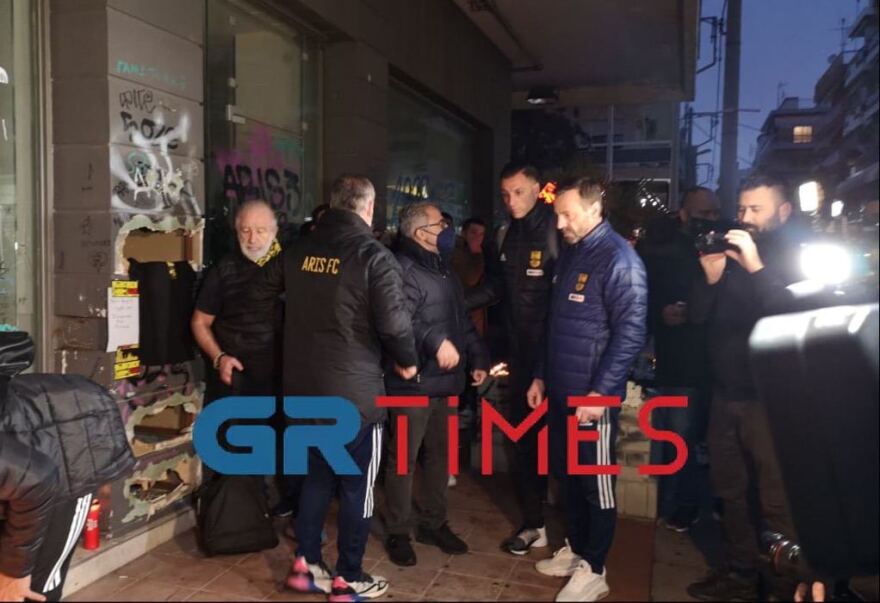 Θεσσαλονίκη: Φανέλα με το νούμερο 19 στο σημείο της δολοφονίας του Άλκη από τον πρόεδρο και τους παίκτες του Άρη - Δείτε βίντεο και φωτογραφίες