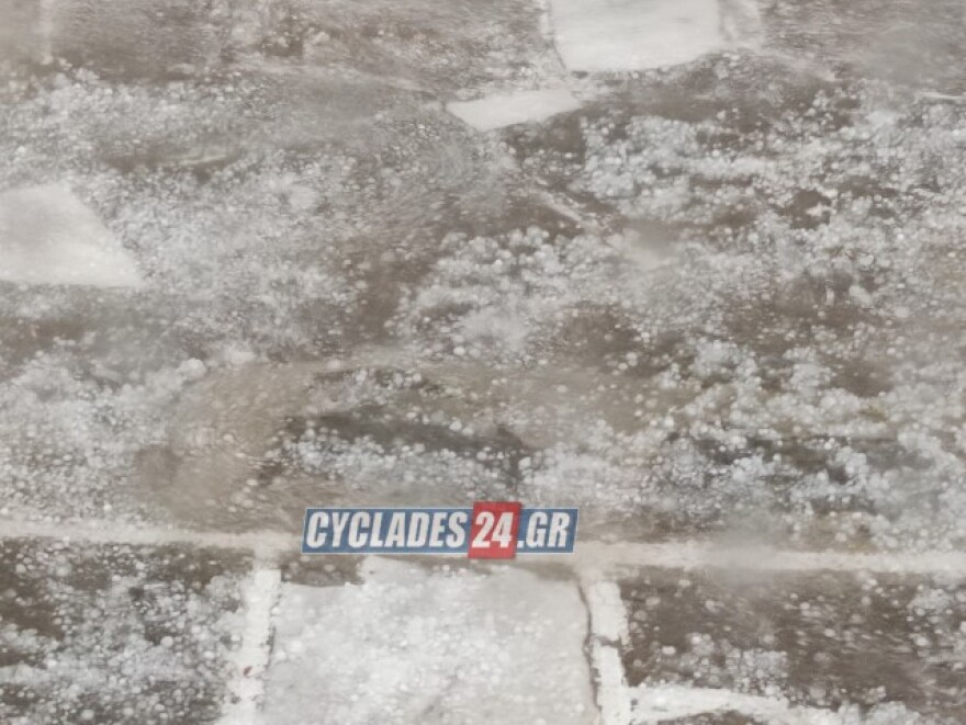 Ισχυρή χαλαζόπτωση έπληξε την Πάρο, σχεδόν το... έστρωσε - Δείτε βίντεο και φωτογραφίες