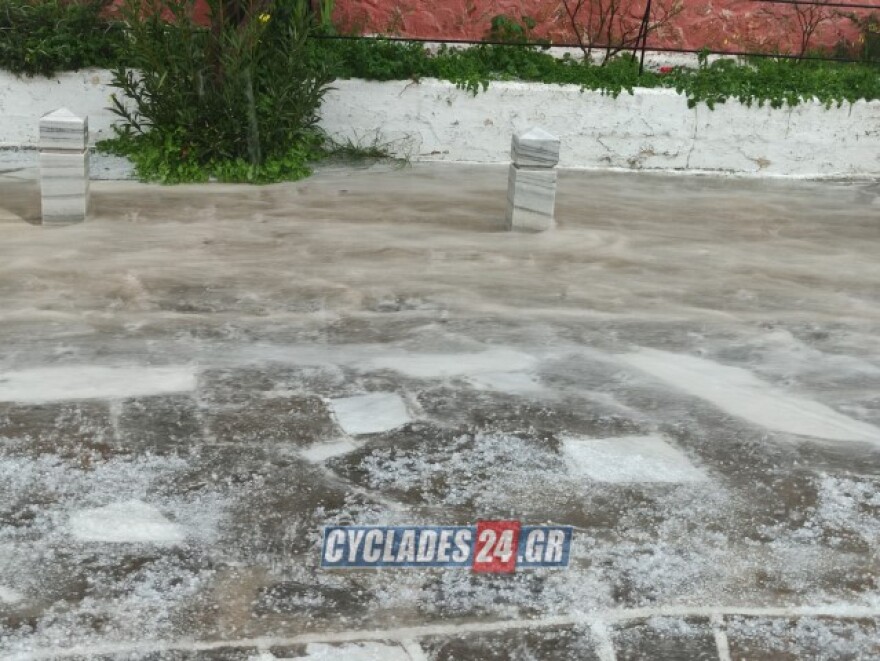 Ισχυρή χαλαζόπτωση έπληξε την Πάρο, σχεδόν το... έστρωσε - Δείτε βίντεο και φωτογραφίες