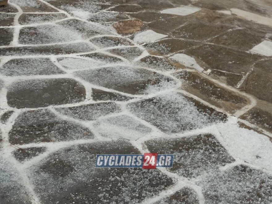 Ισχυρή χαλαζόπτωση έπληξε την Πάρο, σχεδόν το... έστρωσε - Δείτε βίντεο και φωτογραφίες