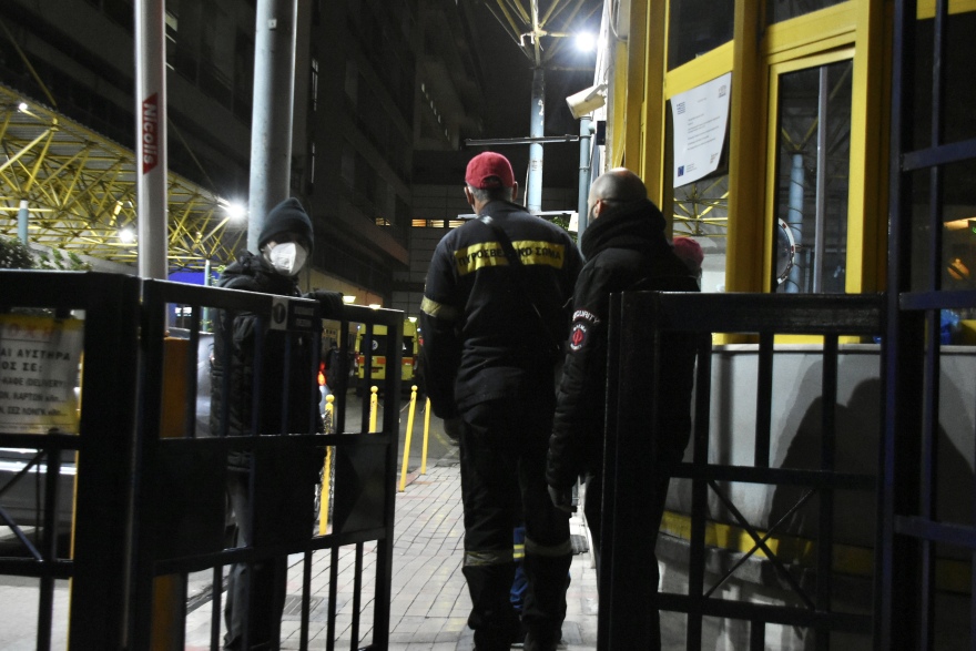 Κατέβηκε από την ταράτσα  του «Ευαγγελισμού» η γυναίκα που απειλούσε πάνω από δύο ώρες να πέσει στο κενό