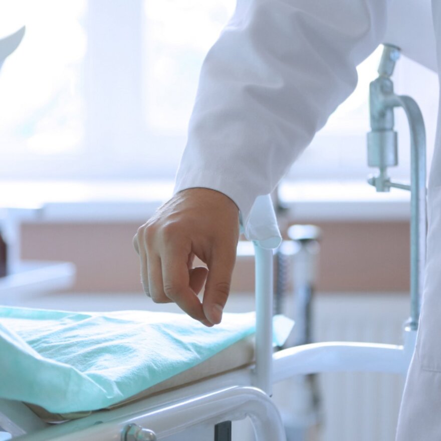 Γυναικολόγος ξέχασε για πέντε μήνες βελόνα 13 εκατοστών στην κοιλιά ασθενούς, η γυναίκα υπέστη νεφρική ανεπάρκεια