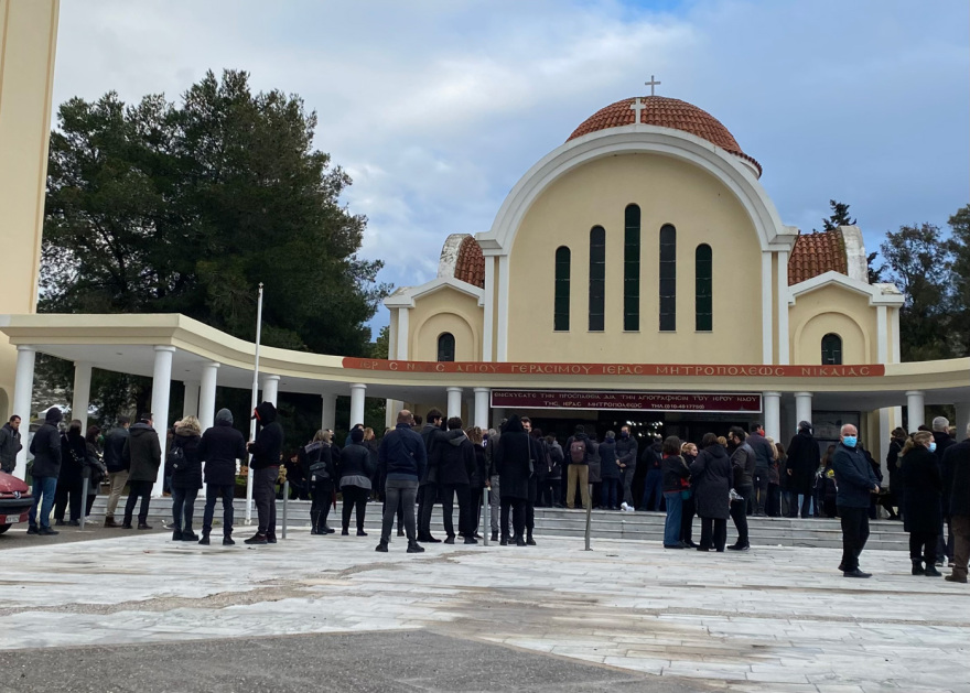 Πάνος Νάτσης: Συγκίνηση στην κηδεία του - Φίλοι και συνάδελφοι του είπαν «αντίο» (βίντεο)