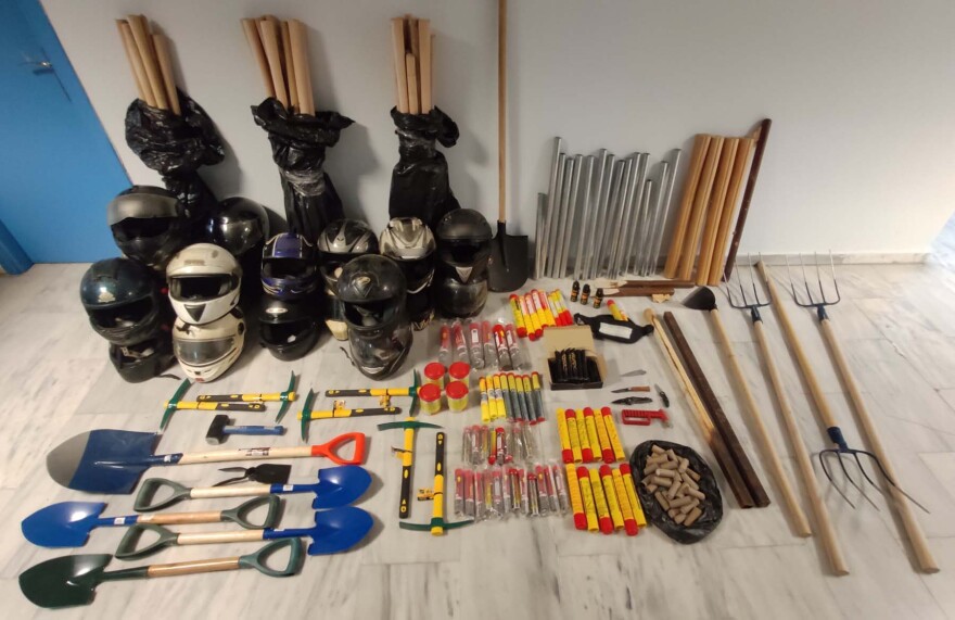 Δολοφονία 19χρονου: Ρόπαλα, στειλιάρια, σουγιάδες και σφυριά βρήκε η ΕΛΑΣ στον σύνδεσμο που ανήκε ο δολοφόνος του 