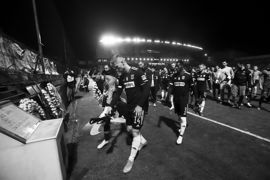 Άρης-ΑΕΚ: Στεφάνια, πανό και μαύρα περιβραχιόνια στη μνήμη του αδικοχαμένου Άλκη