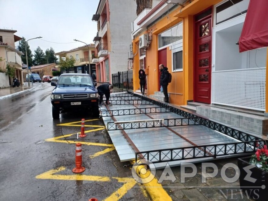 Καλαμάτα: Αποκολλήθηκε μεταλλικό σκέπαστρο λόγω των ανέμων, τραυματίστηκαν δυο γυναίκες