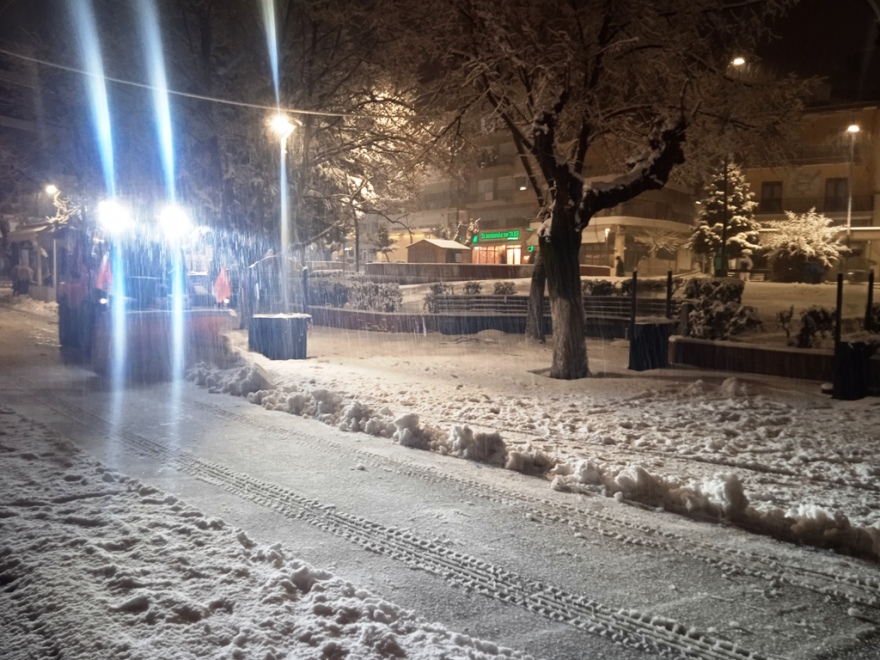 Καιρός - Χιόνια:  Σφοδρή χιονόπτωση στην πόλη των Γρεβενών μέσα στη νύχτα, δείτε εικόνες