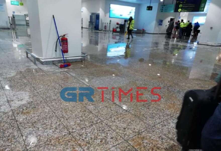 Κακοκαιρία: «Πνίγηκε» στο χαλάζι η Σαντορίνη - Δείτε βίντεο και φωτογραφίες