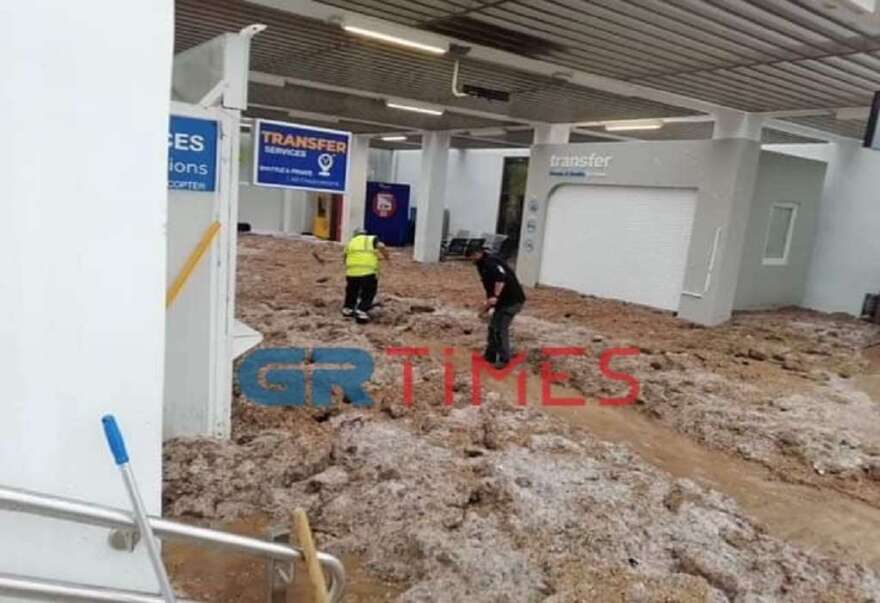 Κακοκαιρία: «Πνίγηκε» στο χαλάζι η Σαντορίνη - Δείτε βίντεο και φωτογραφίες