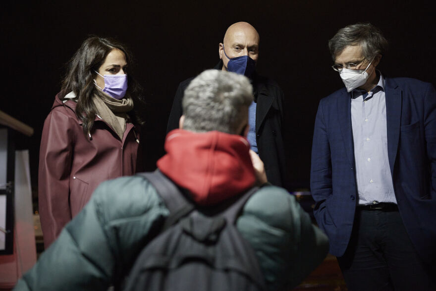 Τσιόδρας, ΕΟΔΥ και Μιχαηλίδου δίπλα στους άστεγους στον Πειραιά: Ενημερώθηκαν και εμβολιάστηκαν για τον κορωνοϊό