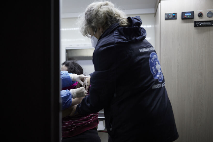 Τσιόδρας, ΕΟΔΥ και Μιχαηλίδου δίπλα στους άστεγους στον Πειραιά: Ενημερώθηκαν και εμβολιάστηκαν για τον κορωνοϊό