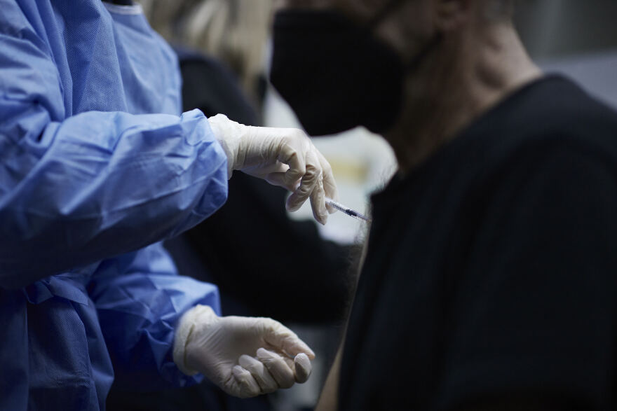 Τσιόδρας, ΕΟΔΥ και Μιχαηλίδου δίπλα στους άστεγους στον Πειραιά: Ενημερώθηκαν και εμβολιάστηκαν για τον κορωνοϊό