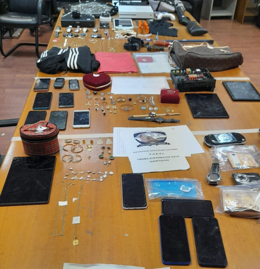 Εξάρθρωση μεγάλου κυκλώματος που είχε ρημάξει δεκάδες σπίτια σε Αττική και Κορινθία με «λεία» πάνω από 500 χιλιάδες ευρώ