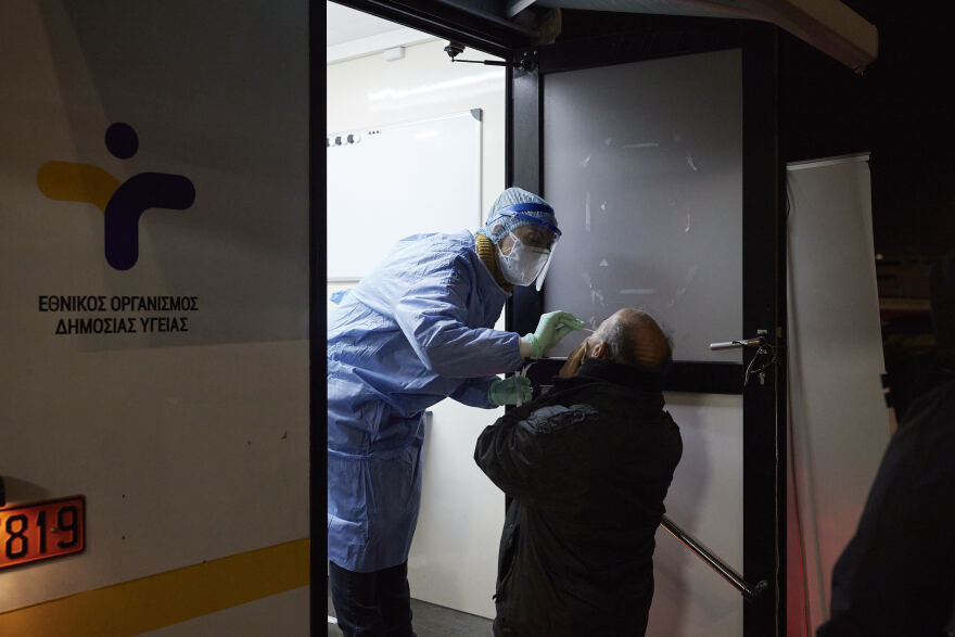 Τσιόδρας, ΕΟΔΥ και Μιχαηλίδου δίπλα στους άστεγους στον Πειραιά: Ενημερώθηκαν και εμβολιάστηκαν για τον κορωνοϊό