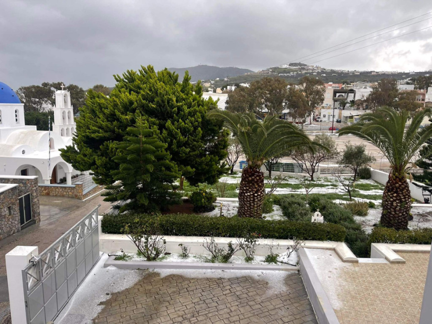 Κακοκαιρία: «Πνίγηκε» στο χαλάζι η Σαντορίνη - Δείτε βίντεο και φωτογραφίες