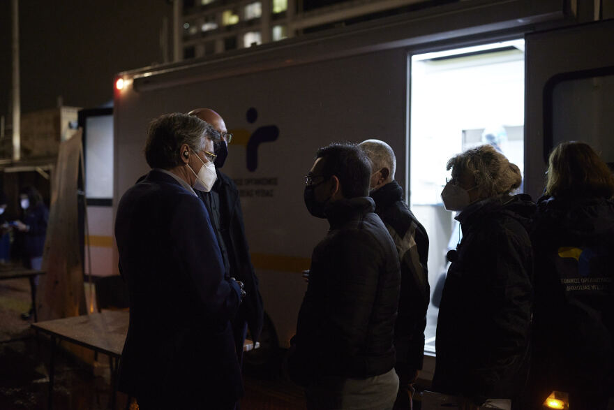 Τσιόδρας, ΕΟΔΥ και Μιχαηλίδου δίπλα στους άστεγους στον Πειραιά: Ενημερώθηκαν και εμβολιάστηκαν για τον κορωνοϊό