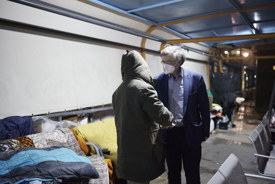 Τσιόδρας, ΕΟΔΥ και Μιχαηλίδου δίπλα στους άστεγους στον Πειραιά: Ενημερώθηκαν και εμβολιάστηκαν για τον κορωνοϊό