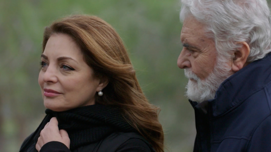 Η Γη Της Ελιάς: Ο Αποστόλης σχεδόν πιάνει στο κρεβάτι την Άννα με τον Λεωνίδα