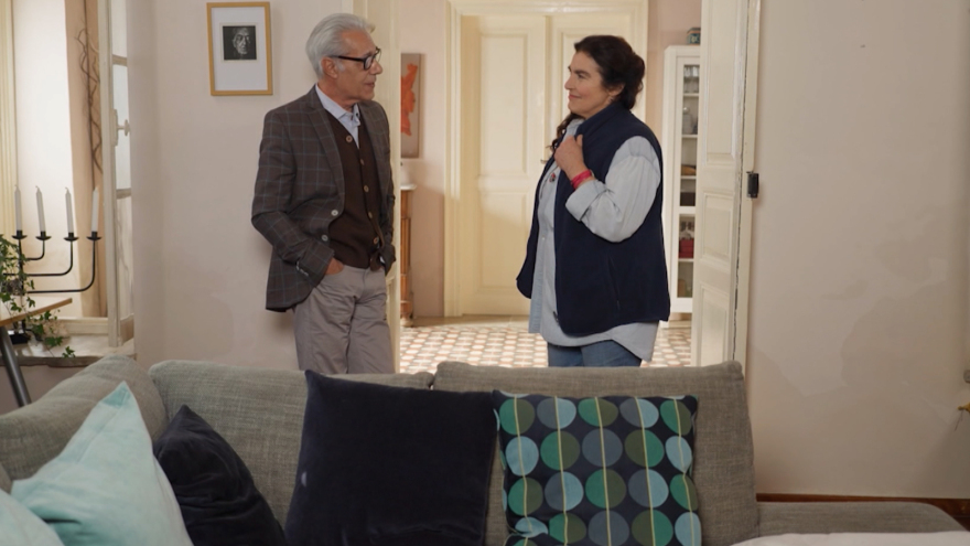 Η Γη Της Ελιάς: Ο Αποστόλης σχεδόν πιάνει στο κρεβάτι την Άννα με τον Λεωνίδα