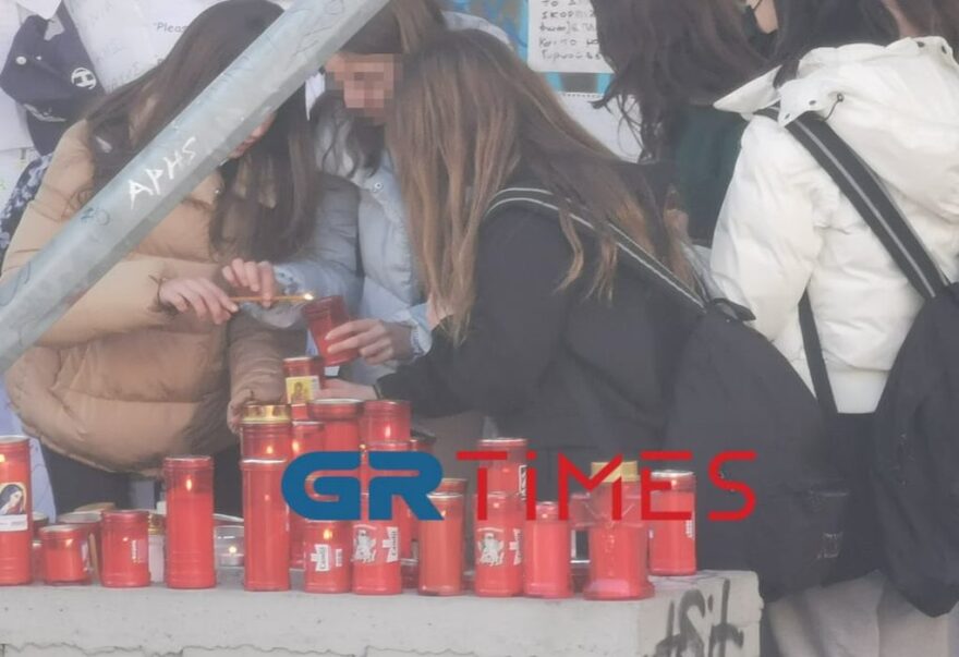 Θεσσαλονίκη: Συγκίνηση στο σημείο δολοφονίας του Άλκη - Μαθητές κράτησαν ενός λεπτού σιγή