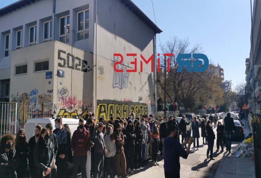 Θεσσαλονίκη: Συγκίνηση στο σημείο δολοφονίας του Άλκη - Μαθητές κράτησαν ενός λεπτού σιγή