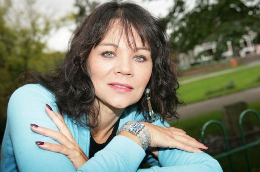 Πέθανε ολομόναχη στα 56 της η Μάντι Αλγουντ, η Βρετανίδα που το 1996 συγκίνησε τον κόσμο όταν έχασε οκτάδυμα στη γέννα