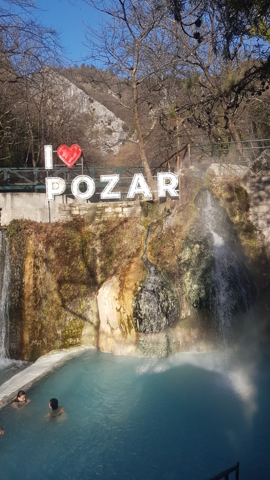 Το Ντουμπάι... πάει Πόζαρ: Επιχειρηματίες από τα Εμιράτα «ψηφίζουν» τους φυσικούς καταρράκτες των λουτρών για διακοπές