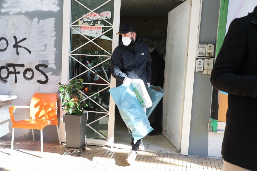 Από καδρόνια μέχρι τσεκούρι βρέθηκαν σε νέες εφόδους σε τέσσερις συνδέσμους οπαδών στην Αθήνα