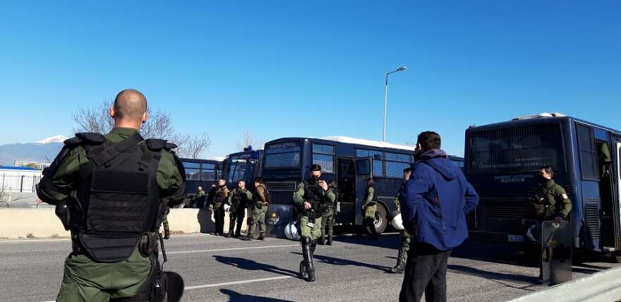 Λάρισα: «Μπλόκο» των ΜΑΤ στους αγρότες με τα τρακτέρ στη Νίκαια